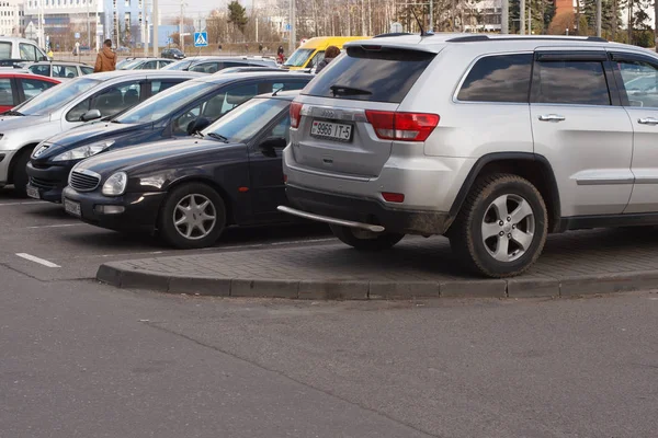 Minsk Bělorusko Března 2019 Parkování Porušení Stříbrné Jeep Grand Cherokee Royalty Free Stock Obrázky