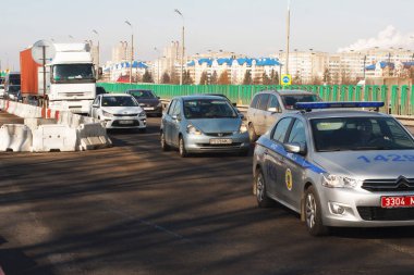 Minsk, Beyaz Rusya - 13 Mart 2019: Ağır trafik sıkışıklığı sırasında sabah acele saat bir polis arabası ile bir büyük şehir Otoban yol