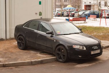 Minsk, Beyaz Rusya - 14 Mart 2019: Park ihlali yürüyüş yolları, çimenler, crosswalks, Park dair işaret yok, toplu taşıma durur..