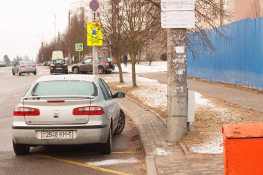Minsk, Beyaz Rusya - 14 Mart 2019: Park ihlali yürüyüş yolları, çimenler, crosswalks, Park dair işaret yok, toplu taşıma durur..