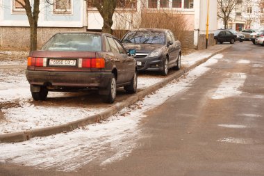 Minsk, Beyaz Rusya - 14 Mart 2019: Park ihlali yürüyüş yolları, çimenler, crosswalks, Park dair işaret yok, toplu taşıma durur..