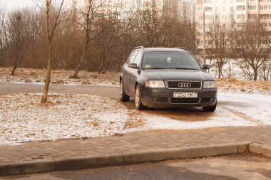 Minsk, Beyaz Rusya - 14 Mart 2019: Park ihlali yürüyüş yolları, çimenler, crosswalks, Park dair işaret yok, toplu taşıma durur..