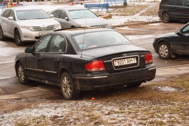 Minsk, Beyaz Rusya - 14 Mart 2019: Park ihlali yürüyüş yolları, çimenler, crosswalks, Park dair işaret yok, toplu taşıma durur..