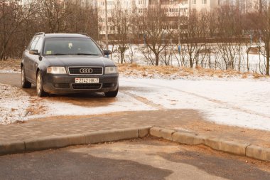 Minsk, Beyaz Rusya - 14 Mart 2019: Park ihlali yürüyüş yolları, çimenler, crosswalks, Park dair işaret yok, toplu taşıma durur..