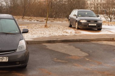Minsk, Beyaz Rusya - 14 Mart 2019: Park ihlali yürüyüş yolları, çimenler, crosswalks, Park dair işaret yok, toplu taşıma durur..