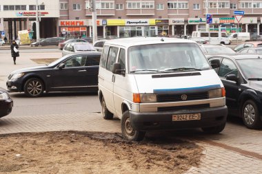 Minsk, Beyaz Rusya - 13 Mart 2019: Park ihlali yürüyüş yolları, çimenler, crosswalks, Park dair işaret yok, toplu taşıma durur..