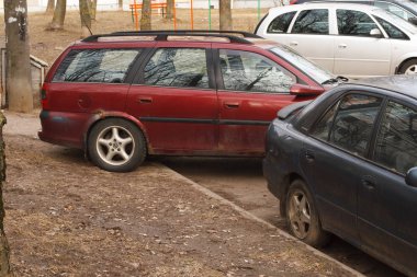 Minsk, Beyaz Rusya - 13 Mart 2019: Park ihlali yürüyüş yolları, çimenler, crosswalks, Park dair işaret yok, toplu taşıma durur..
