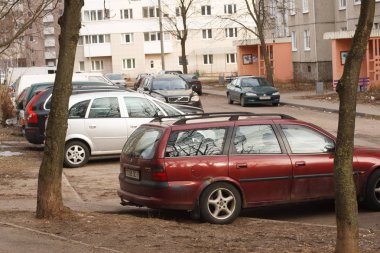 Minsk, Beyaz Rusya - 13 Mart 2019: Park ihlali yürüyüş yolları, çimenler, crosswalks, Park dair işaret yok, toplu taşıma durur..