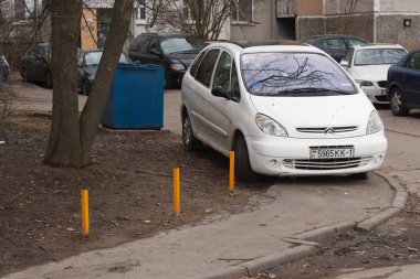 Minsk, Beyaz Rusya - 13 Mart 2019: Park ihlali yürüyüş yolları, çimenler, crosswalks, Park dair işaret yok, toplu taşıma durur..