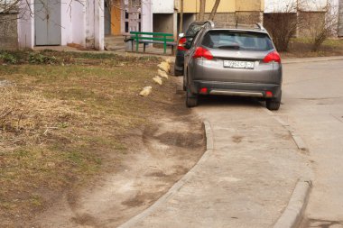 Minsk, Beyaz Rusya - 13 Mart 2019: Park ihlali yürüyüş yolları, çimenler, crosswalks, Park dair işaret yok, toplu taşıma durur..