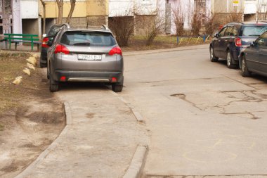 Minsk, Beyaz Rusya - 13 Mart 2019: Park ihlali yürüyüş yolları, çimenler, crosswalks, Park dair işaret yok, toplu taşıma durur..