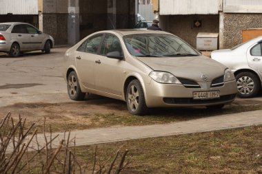 Minsk, Beyaz Rusya - 13 Mart 2019: Park ihlali yürüyüş yolları, çimenler, crosswalks, Park dair işaret yok, toplu taşıma durur..