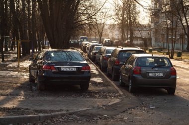 Minsk, Beyaz Rusya - 09 Mart 2019: Park ihlali yürüyüş yolları, çimenler, crosswalks, Park dair işaret yok, toplu taşıma durur..
