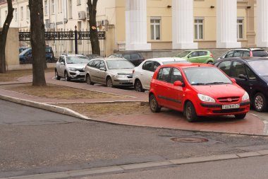 Minsk, Beyaz Rusya - 19 Mart 2019: Park ihlali yürüyüş yolları, çimenler, crosswalks, Park dair işaret yok, toplu taşıma durur..