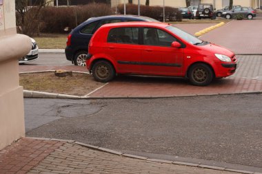 Minsk, Beyaz Rusya - 19 Mart 2019: Park ihlali yürüyüş yolları, çimenler, crosswalks, Park dair işaret yok, toplu taşıma durur..