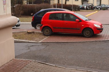 Minsk, Beyaz Rusya - 19 Mart 2019: Park ihlali yürüyüş yolları, çimenler, crosswalks, Park dair işaret yok, toplu taşıma durur..