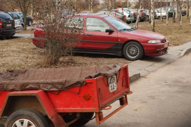 Minsk, Beyaz Rusya - 20 Mart 2019: Park ihlali yürüyüş yolları, çimenler, crosswalks, Park dair işaret yok, toplu taşıma durur..