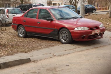 Minsk, Beyaz Rusya - 20 Mart 2019: Park ihlali yürüyüş yolları, çimenler, crosswalks, Park dair işaret yok, toplu taşıma durur..