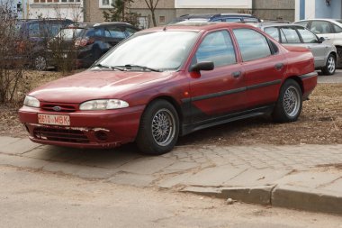 Minsk, Beyaz Rusya - 20 Mart 2019: Park ihlali yürüyüş yolları, çimenler, crosswalks, Park dair işaret yok, toplu taşıma durur..