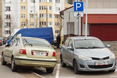 Minsk, Beyaz Rusya - 20 Mart 2019: Park ihlali yürüyüş yolları, çimenler, crosswalks, Park dair işaret yok, toplu taşıma durur..