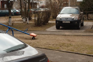 Minsk, Beyaz Rusya - 20 Mart 2019: Park ihlali yürüyüş yolları, çimenler, crosswalks, Park dair işaret yok, toplu taşıma durur..