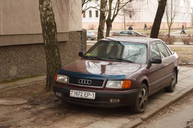 Minsk, Beyaz Rusya - 20 Mart 2019: Park ihlali yürüyüş yolları, çimenler, crosswalks, Park dair işaret yok, toplu taşıma durur..
