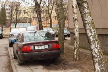 Minsk, Beyaz Rusya - 20 Mart 2019: Park ihlali yürüyüş yolları, çimenler, crosswalks, Park dair işaret yok, toplu taşıma durur..