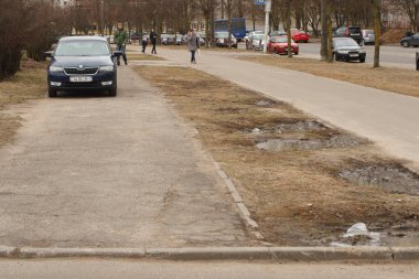 Minsk, Beyaz Rusya - 20 Mart 2019: Park ihlali yürüyüş yolları, çimenler, crosswalks, Park dair işaret yok, toplu taşıma durur..