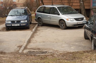 Minsk, Beyaz Rusya - 20 Mart 2019: Park ihlali yürüyüş yolları, çimenler, crosswalks, Park dair işaret yok, toplu taşıma durur..