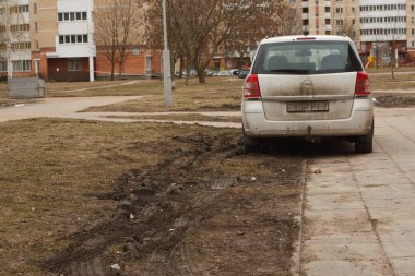 Minsk, Beyaz Rusya - 20 Mart 2019: Park ihlali yürüyüş yolları, çimenler, crosswalks, Park dair işaret yok, toplu taşıma durur..