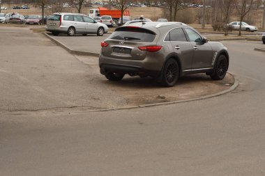 Minsk, Beyaz Rusya - 20 Mart 2019: Park ihlali yürüyüş yolları, çimenler, crosswalks, Park dair işaret yok, toplu taşıma durur..
