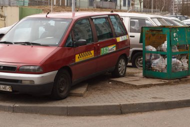 Minsk, Beyaz Rusya - 20 Mart 2019: Park ihlali yürüyüş yolları, çimenler, crosswalks, Park dair işaret yok, toplu taşıma durur..
