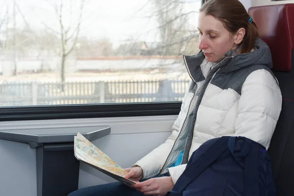 Volwassen Jonge Vrouw Warme Sacual Kleren Reizen Zoek Naar Een — Stockfoto