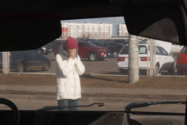 Adulto Chateado Motorista Jovem Mulher Frente Acidente Carro Acidente Carro — Fotografia de Stock