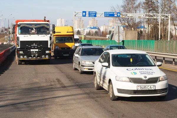 Minsk, Beyaz Rusya - 13 Mart 2019: Ağır trafik sıkışıklığı sırasında sabah acele saat bir polis arabası ile bir büyük şehir Otoban yol