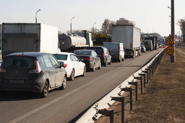 Minsk, Beyaz Rusya - 13 Mart 2019: Ağır trafik sıkışıklığı sırasında sabah acele saat bir polis arabası ile bir büyük şehir Otoban yol