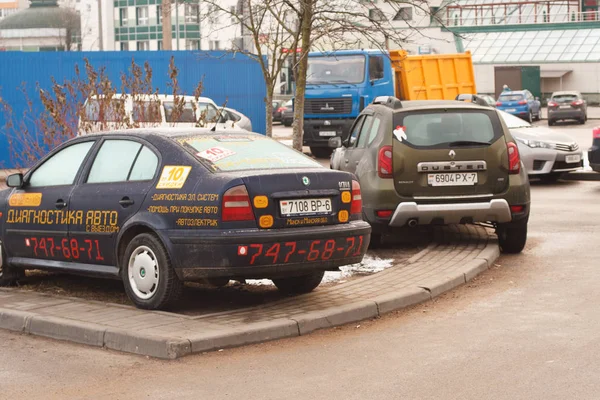 Mińsk Białoruś Marca 2019 Parking Naruszenie Chodniki Trawniki Przejścia Dla — Zdjęcie stockowe