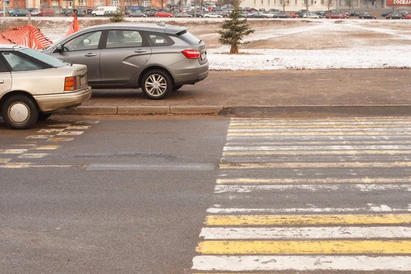 Minsk Bielorrusia Marzo 2019 Violación Estacionamiento Pasarelas Céspedes Cruces Hay — Foto de Stock