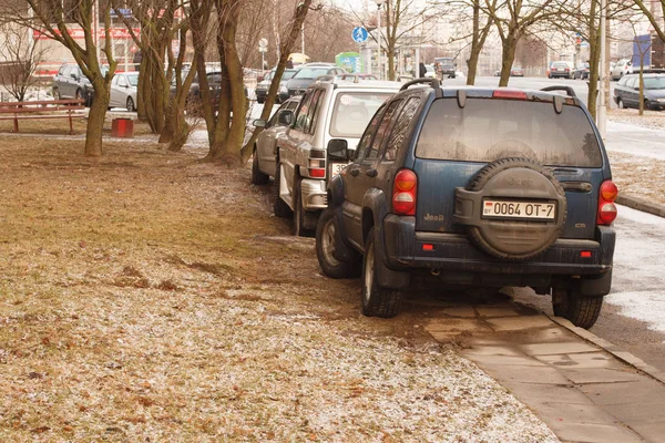 Minsk, Beyaz Rusya - 14 Mart 2019: Park ihlali yürüyüş yolları, çimenler, crosswalks, Park dair işaret yok, toplu taşıma durur..