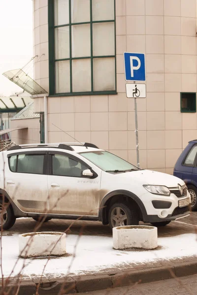 Mińsk Białoruś Marca 2019 Parking Naruszenie Chodniki Trawniki Przejścia Dla — Zdjęcie stockowe