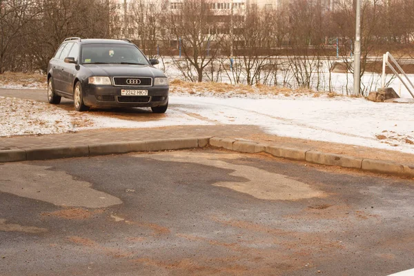Minsk, Beyaz Rusya - 14 Mart 2019: Park ihlali yürüyüş yolları, çimenler, crosswalks, Park dair işaret yok, toplu taşıma durur..