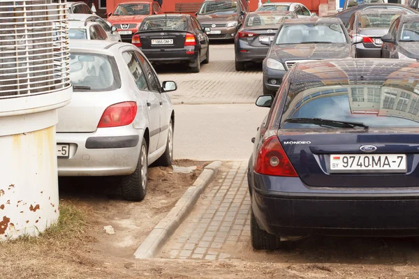 Mińsk Białoruś Marca 2019 Parking Naruszenie Chodniki Trawniki Przejścia Dla — Zdjęcie stockowe