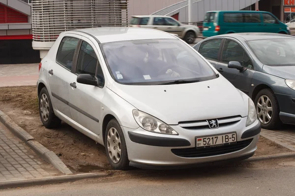 Mińsk Białoruś Marca 2019 Parking Naruszenie Chodniki Trawniki Przejścia Dla — Zdjęcie stockowe