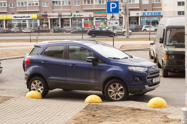 Mińsk Białoruś Marca 2019 Parking Naruszenie Chodniki Trawniki Przejścia Dla — Zdjęcie stockowe