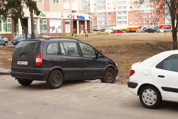 Mińsk Białoruś Marca 2019 Parking Naruszenie Chodniki Trawniki Przejścia Dla — Zdjęcie stockowe