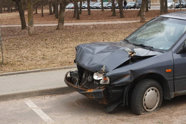 Мінськ Березня 2019 Пошкоджений Сірий Nissan Автомобіль Передньої Частини Розбили — стокове фото