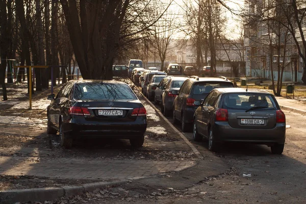 Minsk, Beyaz Rusya - 09 Mart 2019: Park ihlali yürüyüş yolları, çimenler, crosswalks, Park dair işaret yok, toplu taşıma durur..