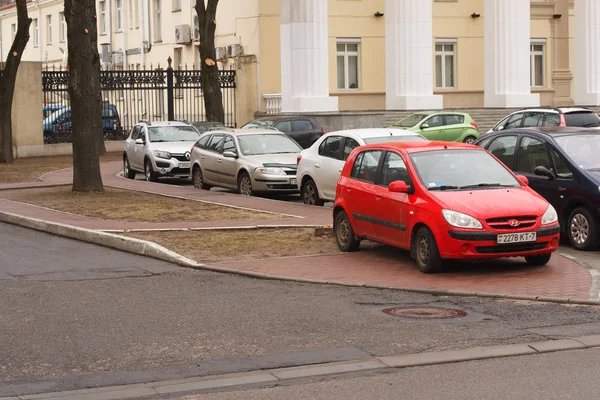 Minsk, Beyaz Rusya - 19 Mart 2019: Park ihlali yürüyüş yolları, çimenler, crosswalks, Park dair işaret yok, toplu taşıma durur..