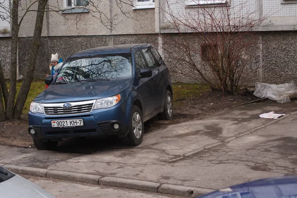 Mińsk Białoruś Marca 2019 Parking Naruszenie Chodniki Trawniki Przejścia Dla — Zdjęcie stockowe