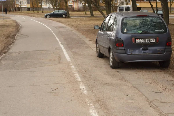Minsk, Beyaz Rusya - 20 Mart 2019: Park ihlali yürüyüş yolları, çimenler, crosswalks, Park dair işaret yok, toplu taşıma durur..